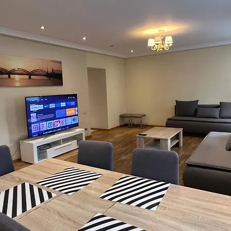 Riverside Embassy Huge With Free Parking Apartment
