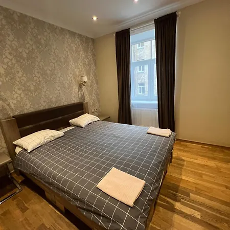 Riverside Embassy Huge With Free Parking Apartman