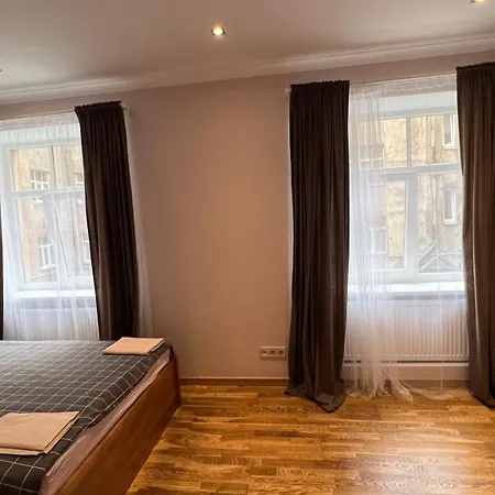 Riverside Embassy Huge With Free Parking