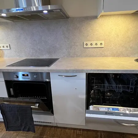 Riverside Embassy Huge With Free Parking *