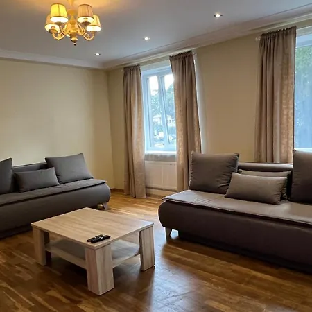 Riverside Embassy Huge With Free Parking