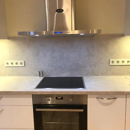 Riverside Embassy Huge With Free Parking *