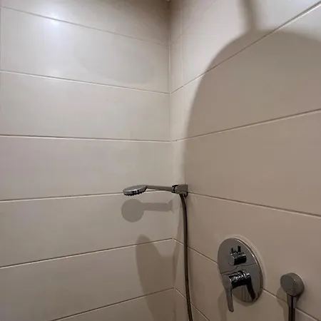 Riverside Embassy Huge With Free Parking