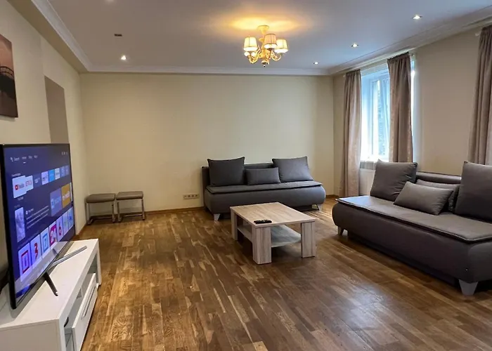 Riverside Embassy Huge With Free Parking