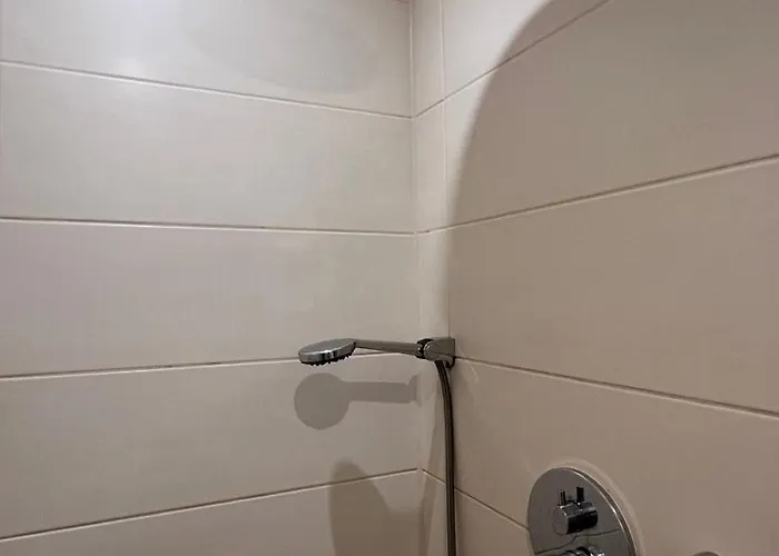 Riverside Embassy Huge With Free Parking