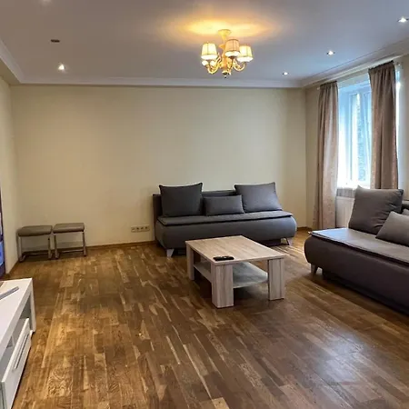 Riverside Embassy Huge With Free Parking