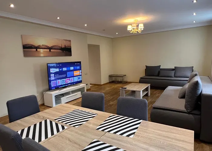 Riverside Embassy Huge With Free Parking Apartment