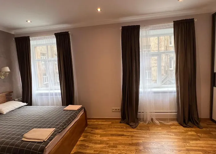 Riverside Embassy Huge With Free Parking