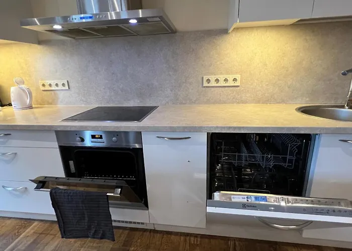 Riverside Embassy Huge With Free Parking *