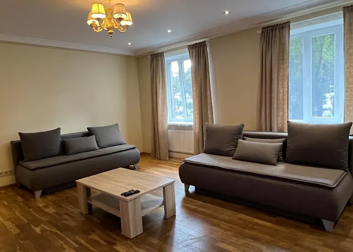 Riverside Embassy Huge With Free Parking