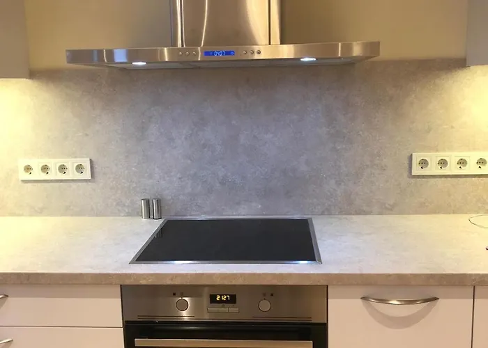 Riverside Embassy Huge With Free Parking *