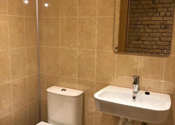 Riverside Embassy Huge With Free Parking